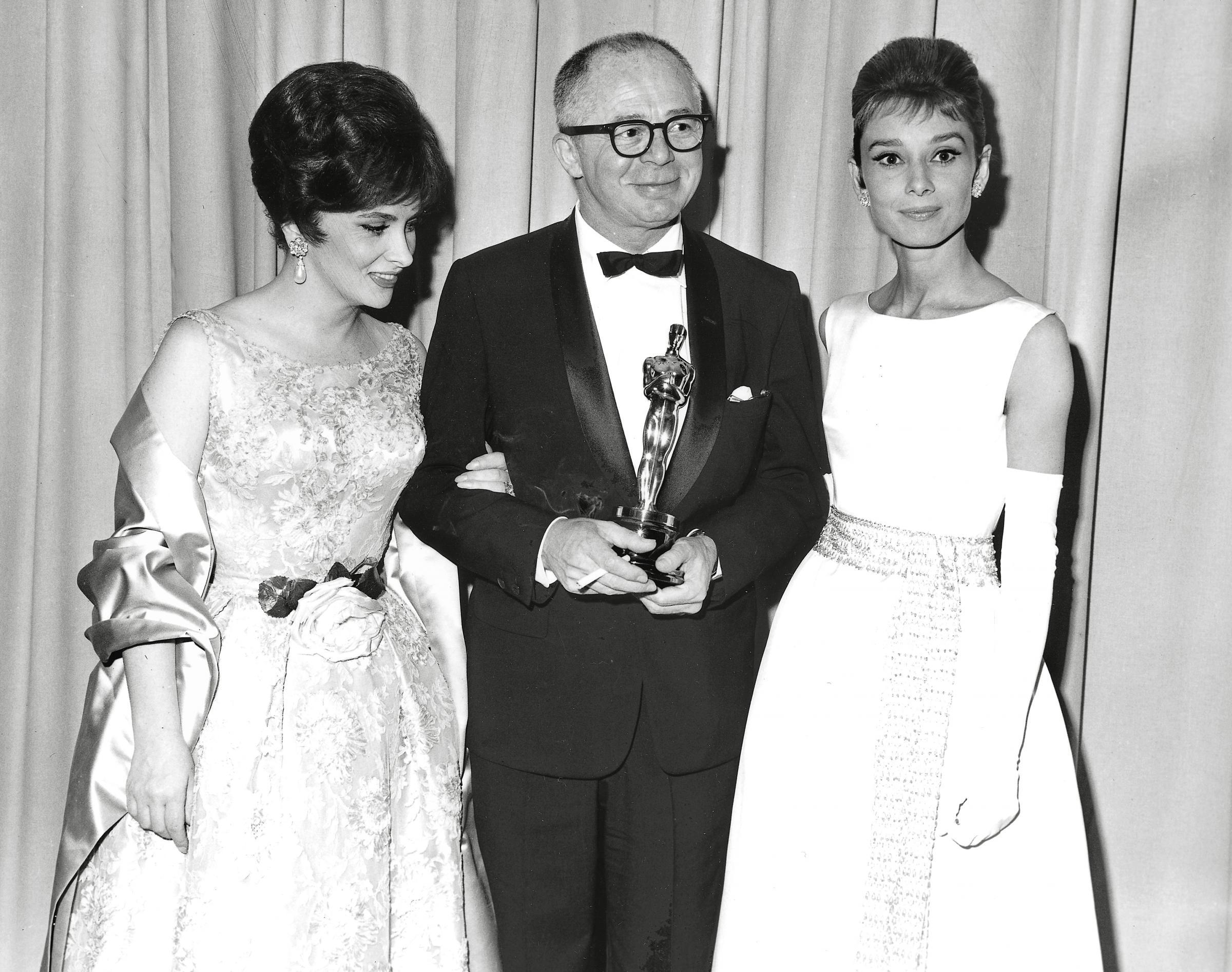 audrey-hepburn-oscar.jpg