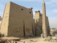 Qual è la distribuzione della luce nelle opere architettoniche egizie?