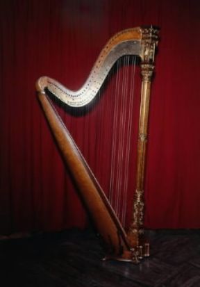 Arpa. Moderna arpa da concerto.De Agostini Picture Library/C. Bevilacqua