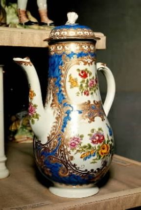 Bristol. Brocca con decorazione floreale del 1770 ca. (Londra, Victoria and Albert Museum).De Agostini Picture Library/C. Bevilacqua