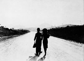 Charles Spencer Chaplin nel film Tempi moderni (1936).De Agostini Picture Library