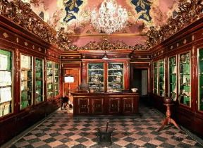 Farmacia. La cinquecentesca Officina Profumo-Farmaceutica di S. Maria Novella a Firenze.De Agostini Picture Library