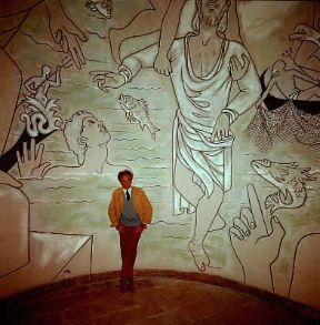 Jean Cocteau nella cappella di Villefranche-sur-Mer da lui decorata.De Agostini Picture Library