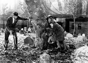 Frank Capra. Una scena tratta da Arsenico e vecchi merletti (1944).De Agostini Picture Library