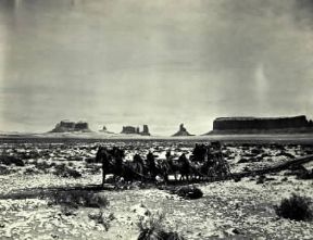 John Ford. Un fotogramma del film Ombre rosse (1939).De Agostini Picture Library