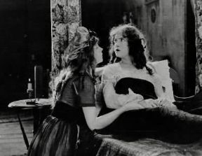 Lilian Gish (a sinistra) con la sorella Dorothy in Le due orfanelle.De Agostini Picture Library