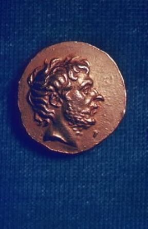 Tito Quinzio Flaminino effigiato in uno statere aureo del 196 a. C. (Londra, British Museum).Londra, British Museum