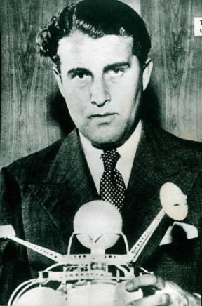 Wernher von Braun con un modellino di uno dei veicoli spaziali studiati per il programma Apollo.De Agostini Picture Library