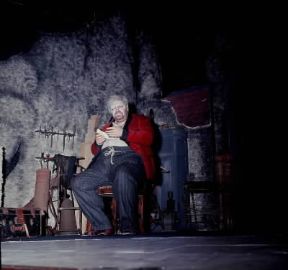 Tino Buazzelli durante una rappresentazione del Portiere di H. Pinter, uno dei suoi cavalli di battaglia.De Agostini Picture Library