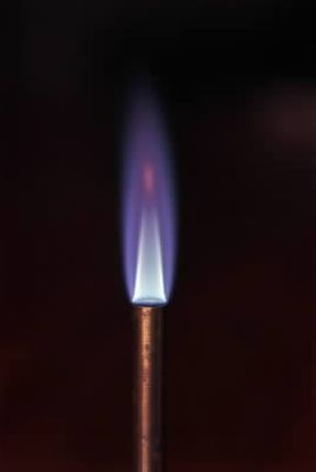 Fiamma. Comportamento della fiamma del becco di Bunsen con costanza di afflusso di gas e graduale immissione dell'aria:con aerazione regolata nella fiamma si formano tre zone distinte a diversa ossidazione.De Agostini Picture Library