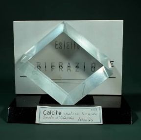 Rifrazione. Doppia rifrazione nello spato d'Islanda.De Agostini Picture Library/P. Castano