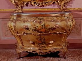 Barocchetto. Cassettone in legno laccato (Venezia, Museo di Ca' Rezzonico).De Agostini Picture Library / G. Dagli Orti