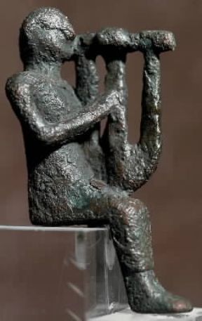 Cetra. Suonatore di cetra, bronzo fenicio-punico proveniente dall'acropoli di Monte Sirai (Cagliari, Museo Archeologico).De Agostini Picture Library/C. Bevilacqua