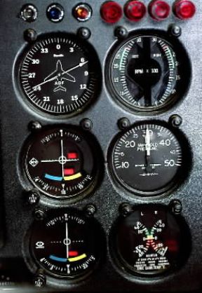 Contagiri di un aeroplano bimotore.De Agostini Picture Library