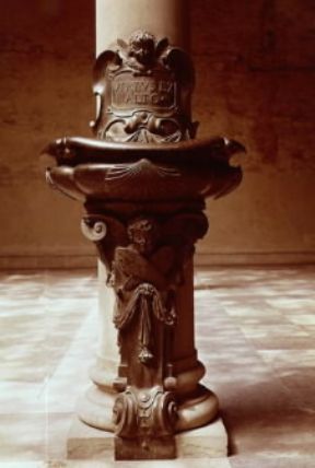 Acquasantiera in bronzo del 1615, opera di A. Susini (Firenze, SS. Annunziata).De Agostini Picture Library