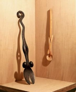 Meret Oppenheim . Cucchiaio e pala da camino per streghe.De Agostini Picture Library