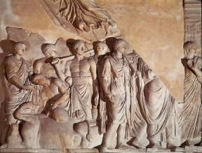 Aruspice romano esamina le viscere di un toro in un rilievo di etÃ  traianea (Parigi, Louvre). Parigi, Louvre