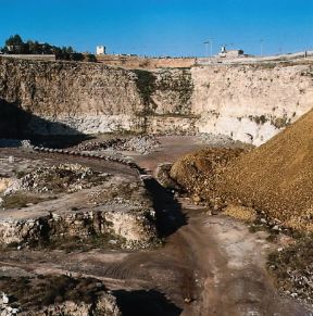 Asfalto. Cava di asfalto nei pressi di Ragusa.De Agostini Picture Library