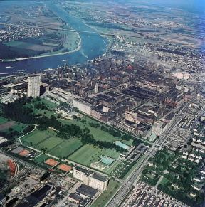 Bayer . Veduta aerea di Leverkusen con il complesso industriale della Farbenfabriken Bayer Aktiengesellschaft.De Agostini Picture Library