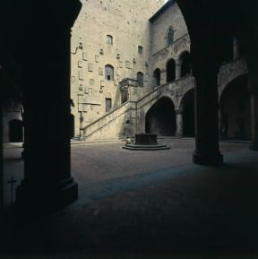 Museo Nazionale del Bargello. Il cortile del palazzo del PodestÃ .De Agostini Picture Library