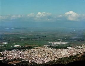 Campidano. Una veduta della piana con il centro di Guspini.De Agostini Picture Library