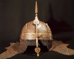 Elmo indo-persiano del sec. XVII-XVIII (Milano, Museo Poldi Pezzoli).De Agostini Picture Library/G. Dagli Orti