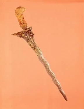 Kris cerimoniale proveniente da Giava con lama ondulata e impugnatura in avorio (Firenze, Museo Stibbert).De Agostini Picture Library/G. Dagli Orti