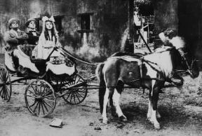 Douglas Fairbanks. L'attore statunitense (nella foto, il primo da sinistra) con Ch. Chaplin e M. Pickford in un'immagine del 1912.De Agostini Picture Library