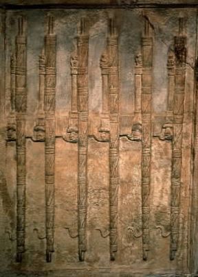 Fascio. Rilievo romano con fasci littori (Roma, Chiostro di S. Paolo fuori le Mura).De Agostini Picture Library