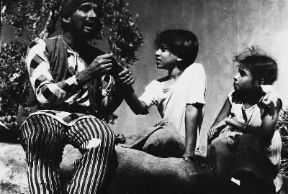 Lester James Peries. Una scena tratta da Rekava (1957).De Agostini Picture Library