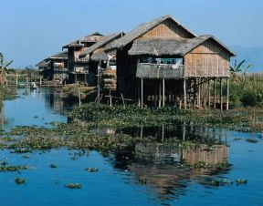 Abitazione. Gruppo di abitazioni su palafitte.De Agostini Picture Library/S. Prato