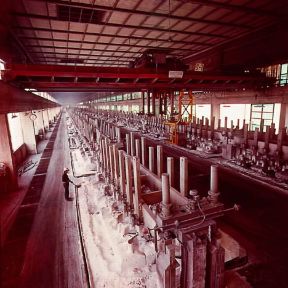 Alluminio. Sala per la produzione elettrolitica di alluminio fuso.De Agostini Picture Library