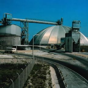 Alluminio. Impianto per la produzione dell'alluminio in Ghana.De Agostini Picture Library/G. Ricatto