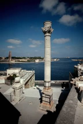 Brindisi. Una delle colonne, in particolare l'unica rimasta integra, che segnavano il termine dell'antica via Appia.De Agostini Picture Library/M. Pedone