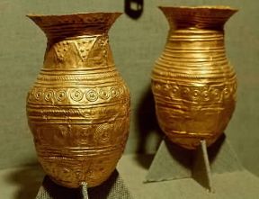 Bronzo. Bicchieri apodi in oro riferibili all'EtÃ  del Bronzo (Saint-Germain-en-Laye, MusÃ©e des AntiquitÃ©s Nationales).De Agostini Picture Library/G. Dagli Orti