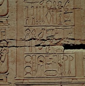 Chirurgia. Strumenti chirurgici in un bassorilievo del tempio tolemaico di KÃ´m Ombo (Egitto).De Agostini Picture Library/G. Dagli Orti