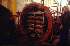 Conserva. Cottura a vapore del tonno, in autoclave, prima dell'inscatolamento.De Agostini Picture Library / A. Vergani