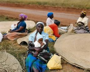 Donne con le caratteristiche stuoie di paglia usate per coprire i granai. Bantu. De Agostini Picture Library / 2 P