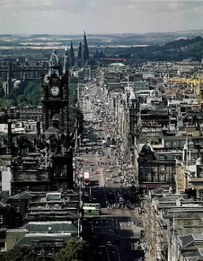 Edimburgo . Prince's Street, uno dei due viali perimetrali di Edimburgo progettati da J. Craig.De Agostini Picture Library/G. Nimatallah