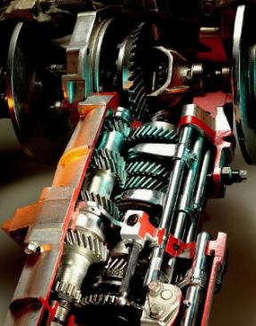 Ingranaggio . Il complesso degli ingranaggi di un cambio per autoveicoli direttamente collegato al differenziale.De Agostini Picture Library/A. Rizzi