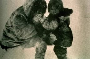 Robert J. Flaherty. Una scena da Nanook of the North (1922).De Agostini Picture Library
