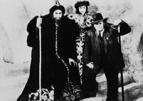 Sergej Michajlovic EjzenÂštejn (a destra nella foto) durante le riprese in studio di Ivan il Terribile (1943-44).De Agostini Picture Library