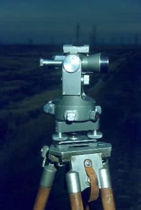 Livello a cannocchiale utilizzato in topografia per le livellazioni geometriche.De Agostini Picture Library