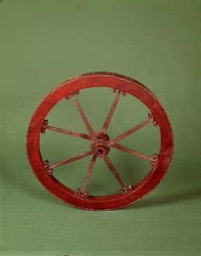 Ruota in legno il cui mozzo Ã¨ collegato mediante razze alla corona esterna.De Agostini Picture Library / A. Rizzi