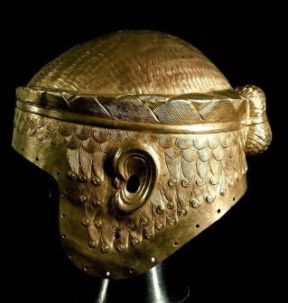 Sumeri. Elmo d'oro del principe Meskalamdug, da Ur, prima metÃ  del III millennio a. C. (Baghdad, Iraq Museum).De Agostini Picture Library/M. Carrieri