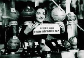 Autarchia. Vendita di prodotti di fabbricazione nazionale.De Agostini Picture Library