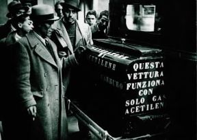 Autarchia. Autovettura ad acetilene con caduta di carburo.De Agostini Picture Library