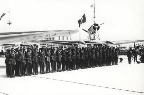Aviazione. I.Balbo e l'equipaggiamento della seconda trasvolata atlantica all'aeroporto di Orbetello (1933).De Agostini Picture Library