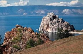 Lago Bajkal. Veduta di un tratto di costa. De Agostini Picture Library / TASS