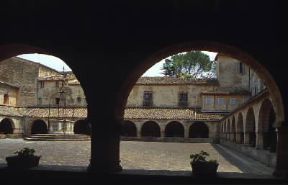 Abbadia di Chiaravalle di Fiastra. Veduta del chiostro.De Agostini Picture Library/G. Prato